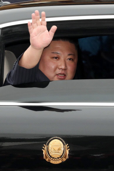 북미정상회담을 하루 앞둔 26일 김정은 북한 국무위원장이 중국과 접경지역인 베트남 랑선성 동당역에 도착, 차량에 탑승해 환영단에게 손 흔들고 있다.