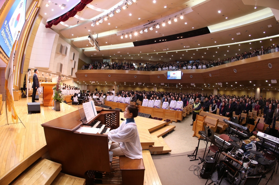 3.1운동 100주년 기념예배를 드리는 포항중앙교회 교인들.