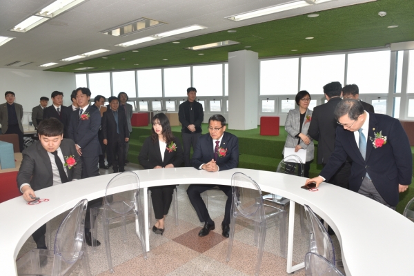 변창훈 총장이 학생들과 함께 창의 융·복합 MULTIPLEX의 시설을 체험하고 있다.