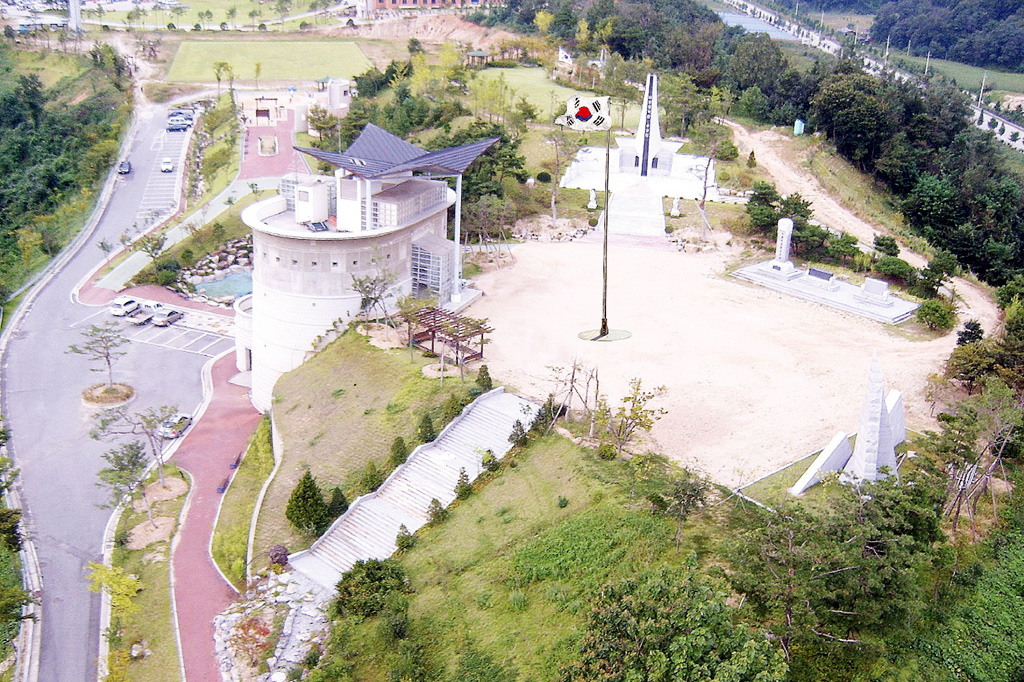 권기호 한신장학재단이사장이 헌납해 건립된 광복탑.