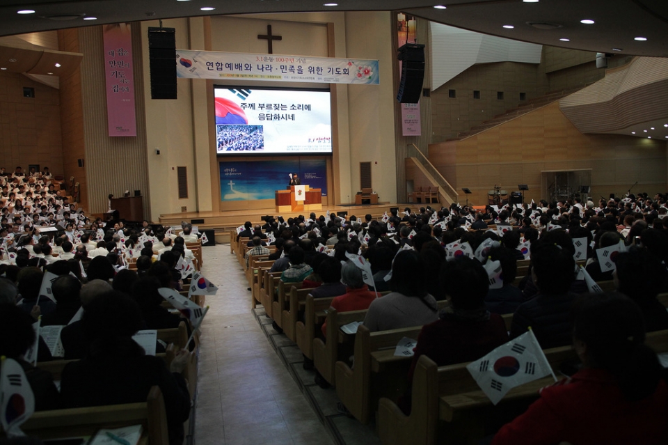 포항시기독교교회연합회가 3일 포항동부교회에서 3.1운동 100주년 기념예배를 드리고 있다.