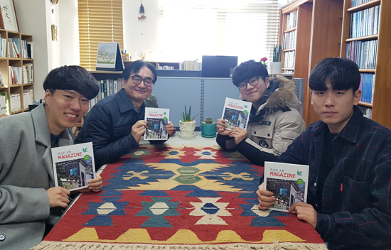 대구대 한국어문학과 교수와 학생들이 직접 제작한 스토리텔링 매거진 ‘북성로 대학’을 들고 기념사진을 찍고 있다.　