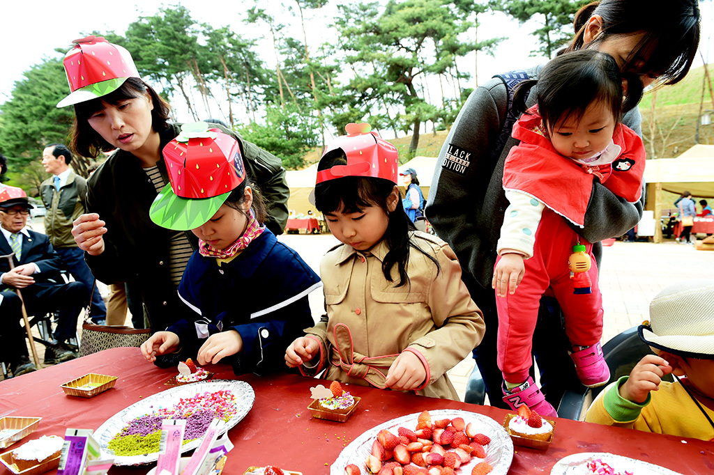 고령을 찾은 관광객들이 달콤한 딸기를 맛보고 있다.