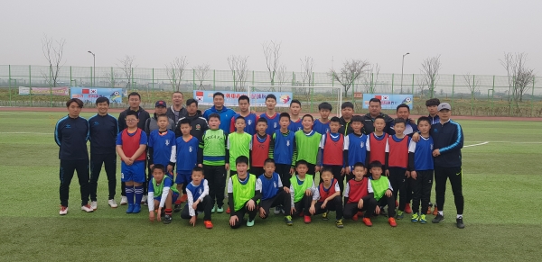 경산에서 선진 축구를 배우고 있는 중국 하남성 유소년 축구단이 기념사진을 찍고 있다.