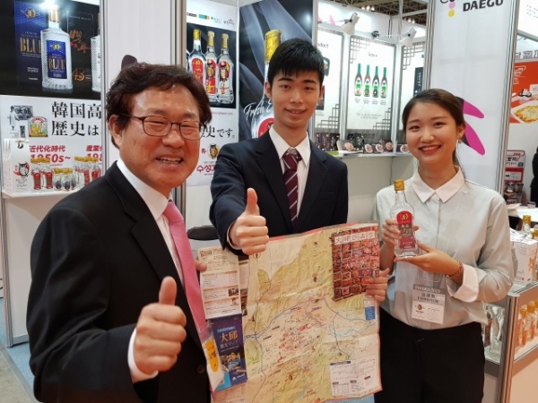 일본 치바 국제식품 음료전시회(FOODEX JAPAN 2019)에 대구 소재 기업 수성고량주와 함께 참가한 영남대학교 GTEP사업단 김희진 씨(오른쪽)
