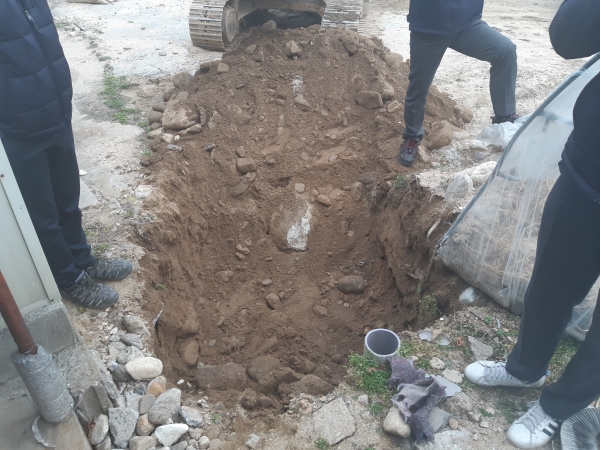 수돗물을 몰래 사용하기 위해 수도 계량기 연결 부위 직전에 불법으로 관을 설치한 모습