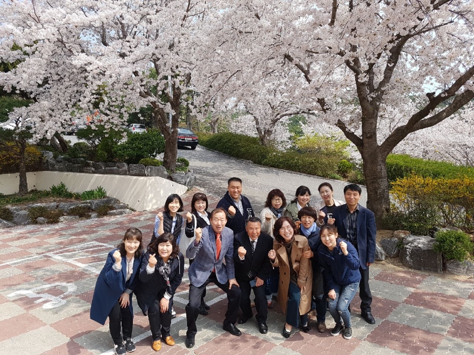 선린애육원 직원들이 29일 애육원 앞마당에서 왕벚나무 꽃을 배경 삼아 기념촬영을 하고 있다.