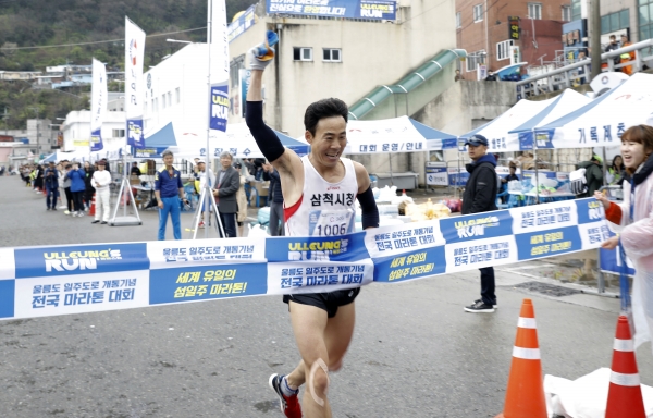 세계 최초 울릉도 섬일주 마라톤 대회에서 우승을 차지한 최승홍선수