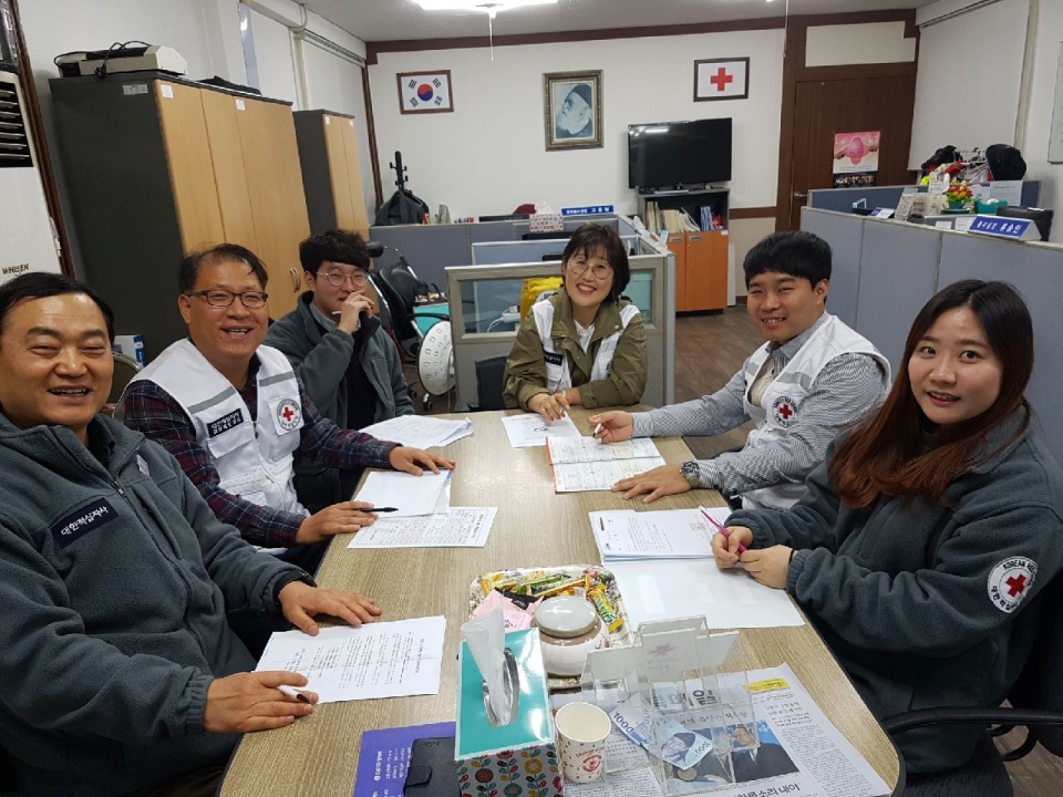 무료급식을 이끌고 있는 대한적십자사 경북지사 동부봉사관 직원들과 자원봉사자들.