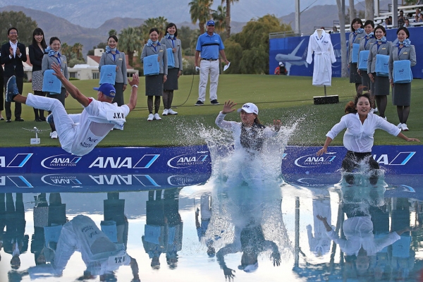 8일 미국 캘리포니아주 랜초 미라지에서 열린 미국 여자프로골프(LPGA) 투어 ANA 인스퍼레이션에서 우승한 고진영이 캐디, 매니저와 함께 포피스 폰드에 뛰어들고 있다. /Gabe Roux/LPGA 제공