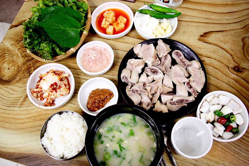 돼지국밥과 암뽕순대. 40년간 영업해 온 대구 성화식당이다.