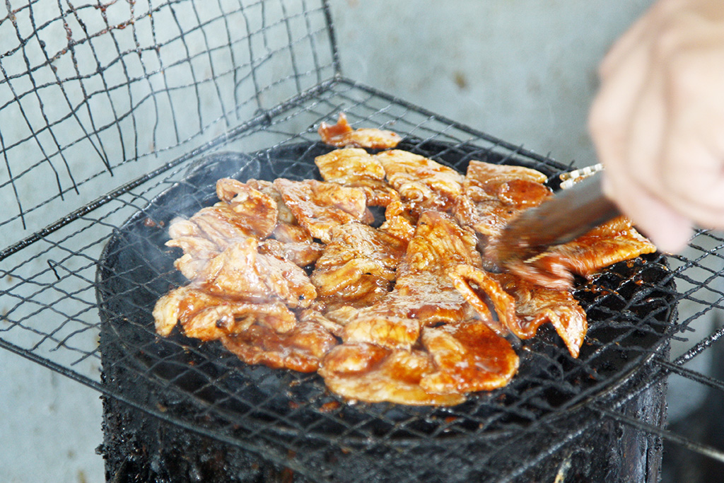 경북 예천 고향식당의 양념 돼지고기 석쇠구이.