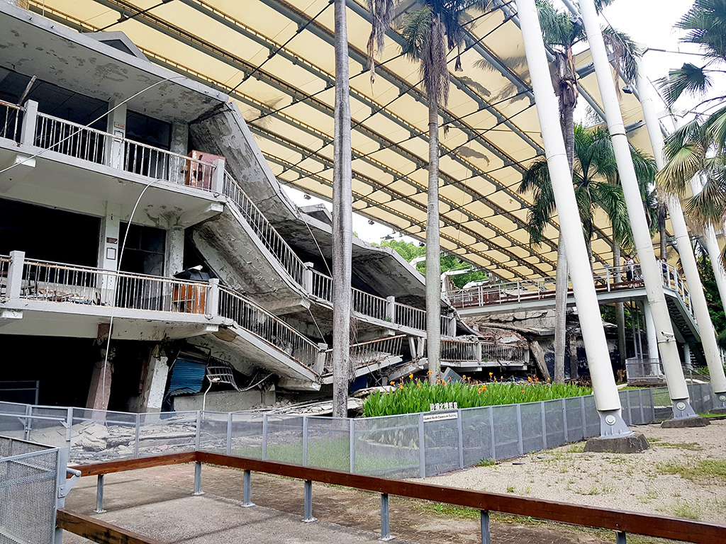 대만 타이중 소재 광복중학교의 붕괴된 교사를 보존해 교육장으로 활용하고 있는 921지진교육원구.
