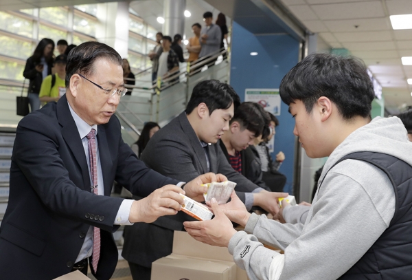 영남대 서길수 총장과 총학생회가 중간시험 첫 날인 22일 아침 간식을 나눠주고 있다.