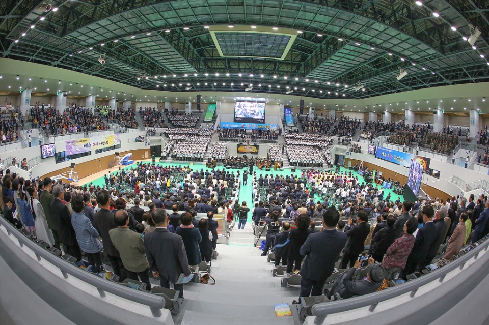 포항시기독교교회연합회가 21일 포항실내체육관에서 5천여 명이 참석한 가운데 부활절 연합예배를 드리고 있다.