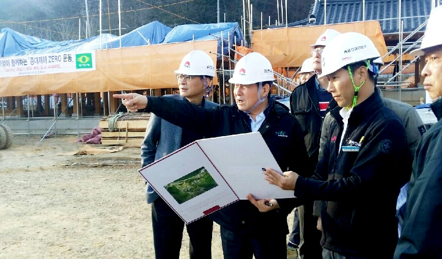 김충섭 김천시장이 황악산 하야로비 공원 건설 현장을 방문해 공사 진행을 점검하고 있다.