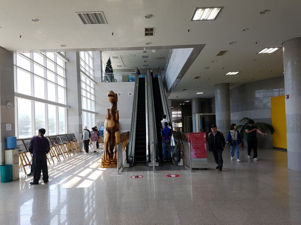 새천년기념관 1층 로비.