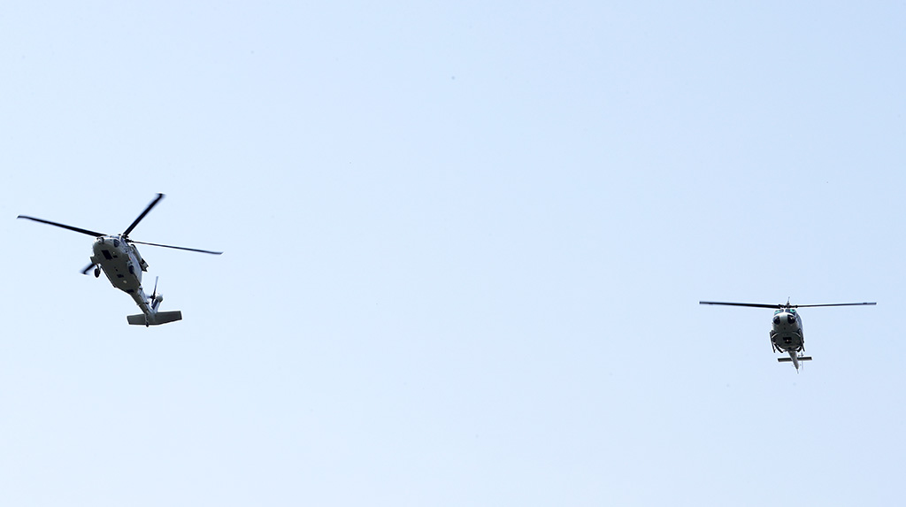 해군 6항공전단 헬기가 어린이날 축하 비행을 하고 있다.