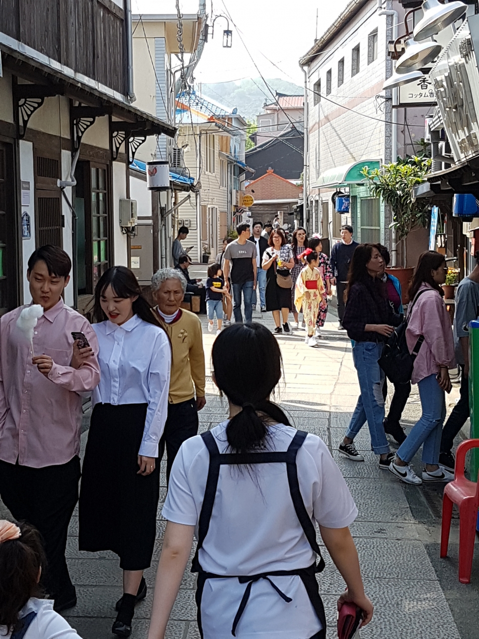 관광객들이 구룡포일본인가옥거리를 구경하고 있다.