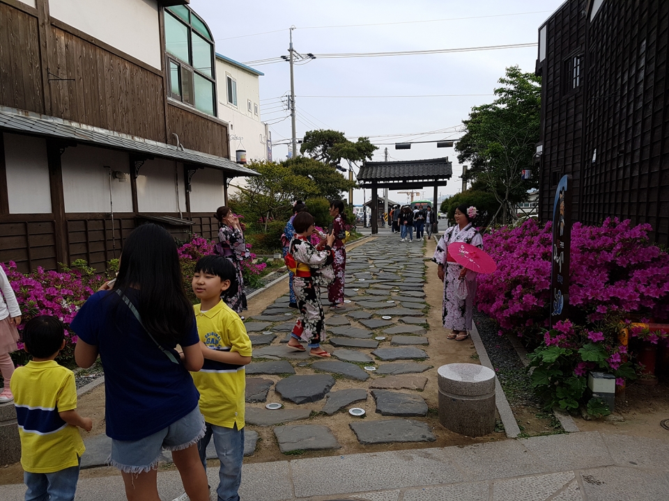 일본의 전통의상인 유카다(하복)을 입은 관광객들.