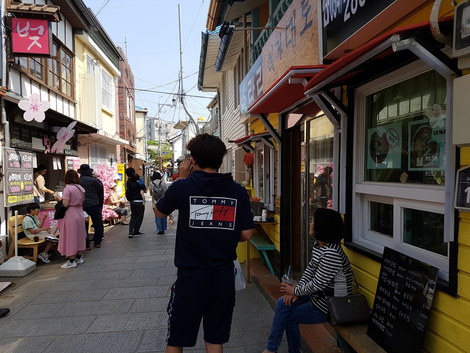 구룡포일본인가옥거리에 붐비는 관광객들.