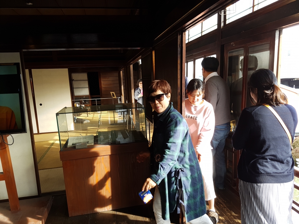 관광객들이 구룡포 근대역사관을 둘러보고 있다.