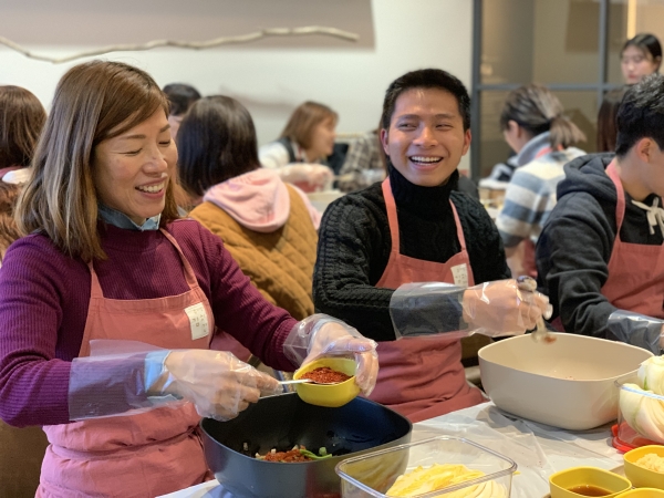 경산시 자원봉사센터의 2018년 유학생 가족 만들기 프로그램 중 김장 행사 모습.