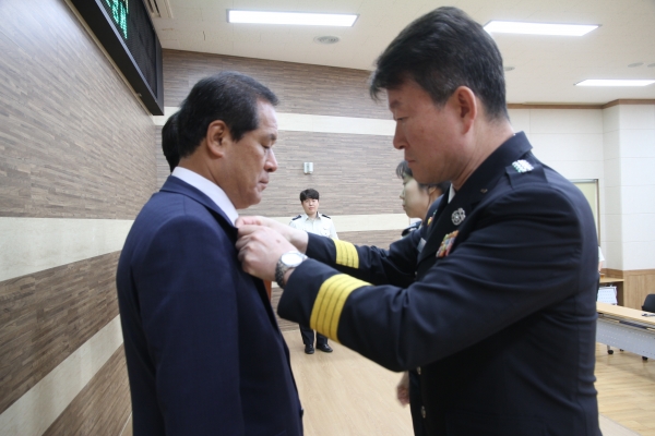 박순득 경산시의원이 4일 서정우 경산소방서장으로 하트 세이버 배지를 받고 있다.