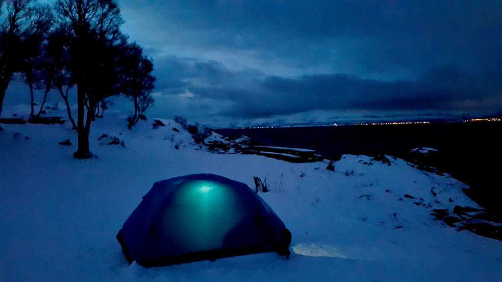 북극해가 파도치는 트롬쇠 텔레그라프북타 해변에 텐트를 치고 오로라를 기다렸다.