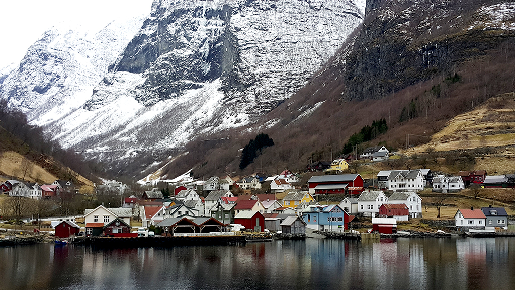 노르웨이 플럼의 작은 마을. 피오르드와 목조건물이 아름다운 조화를 이룬다.
