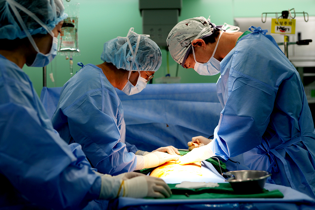 포항세명기독병원 외과 박형우 과장이 수술을 진행하고 있다.  /포항세명기독병원 제공