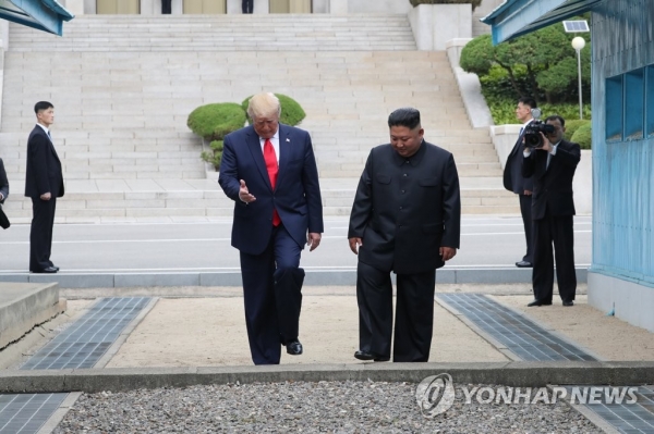 도널드 트럼프 미국 대통령과 북한 김정은 국무위원장이 30일 오후 판문점 군사분계선을   넘고 있다. /연합뉴스