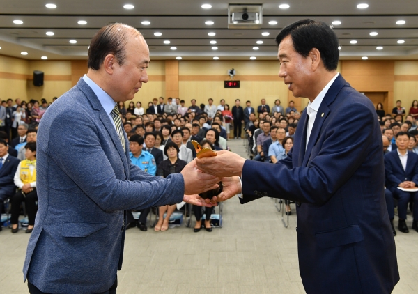 최영조 시장이 김진영 티에스산업 대표에게 희망기업 선정 기념트로피를 전달하고 있다.