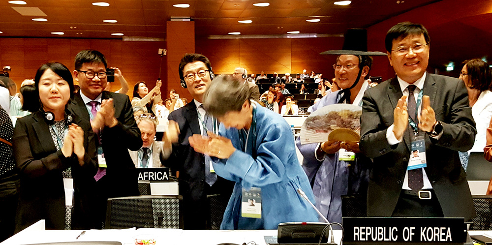 세계문화 유산으로 한국의 서원이 확정되자 장욱현(둘째줄 가운데) 영주시장과 한국 대표단들이 기쁨을 감추지 못하고 있다.