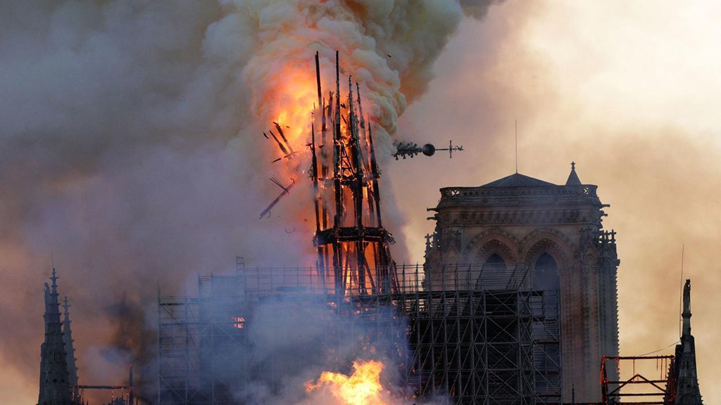 2019년 4월 15일 화재로 불타버린 파리의 노트르담 대성당.  /AFP