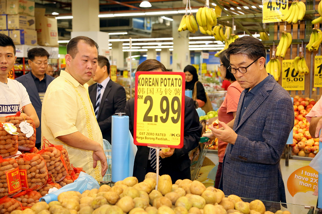장욱현시장이 말레이시아 쿠알라룸프르 대형마트에서 각종 농산물을 비교 확인하고 있다.