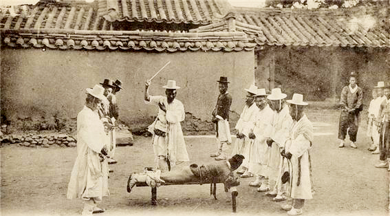 조선시대 태형을 가하는 장면. 유배객들은 통상적으로 곤장을 맞고 유배를 떠났다.