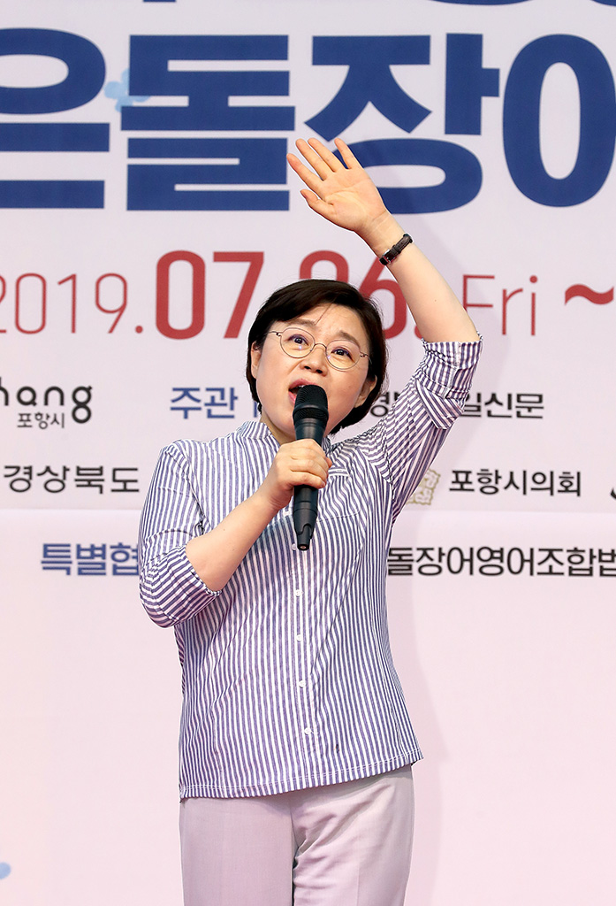 김정재 국회의원이 무대에서 깜짝 공연을 펼치며 노래 솜씨를 뽐내고 있다.