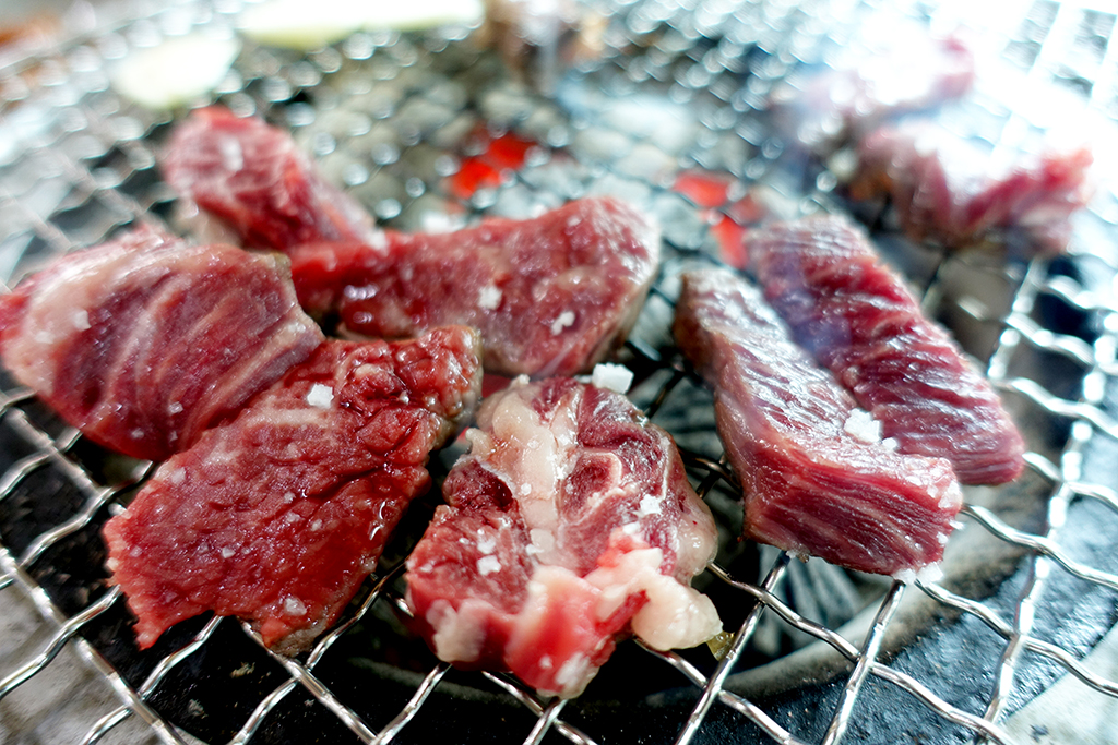 ‘청산숯불갈비’의 고기는 ‘준비되지 않은 고기’다. 주문을 받은 후 고기를 준비한다. 신선하다.