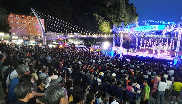 울릉도 관문도동항 해변공원에서 개최된 회당문화축제 독도아리랑 공연
