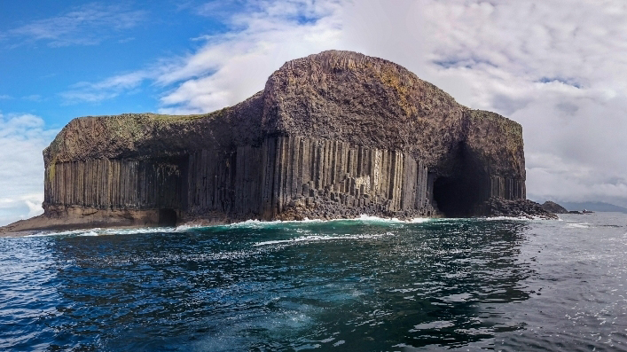 스코틀랜드 서해안의 헤브리데스 군도. 멘델스존 ‘핑갈의 동굴’의 악상이 된 섬.