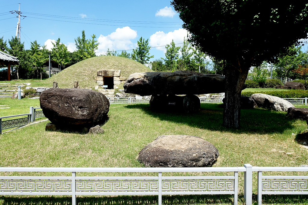 고인돌 모형이 전시된 조문국박물관 정원.