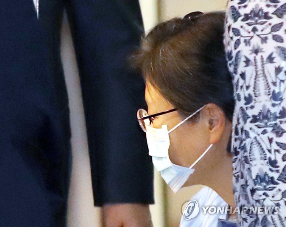 박근혜 전 대통령이 16일 어깨 부위 수술을 받기 위해 서울성모병원으로 들어서고 있다.