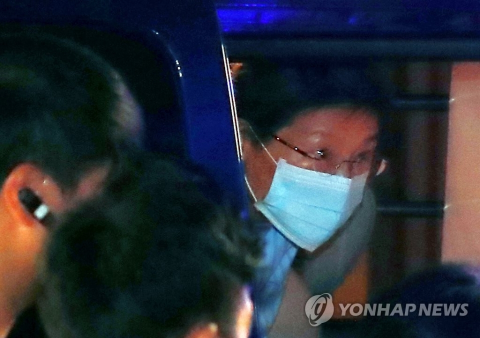 박근혜 전 대통령이 16일 오전 법무부 호송차로 서울 서초구 서울성모병원에 도착하고 있다.