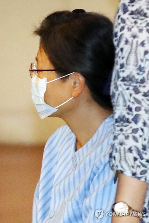 박근혜 전 대통령이 16일 어깨 부위 수술을 받기 위해 서울성모병원으로 들어서고 있다.