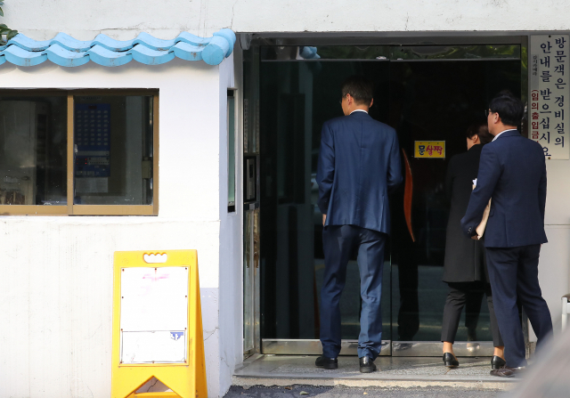 23일 오전 서울 서초구 방배동 조국 법무부 장관의 자택 현관에 검찰 관계자들이 압수 수색을 하기 위해 들어가고 있다.