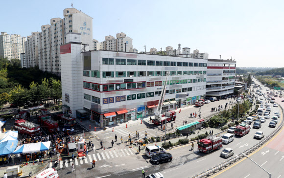 24일 경기도 김포시 풍무동 한 요양병원에서 불이 났다. 이 불로 2명이 숨지고 19명이 부상했다고 소방당국은 밝혔다. 사진은 화재 현장 모습.