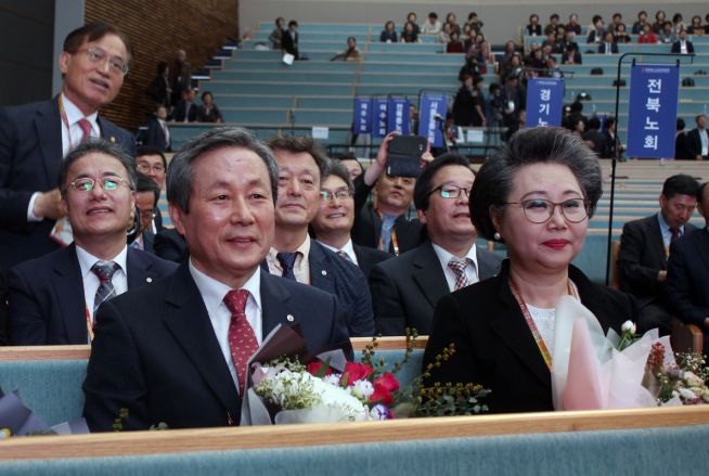 신정호 목사와 김순미 장로가 부총회장에 선출된 뒤 축하를 받고 있다.