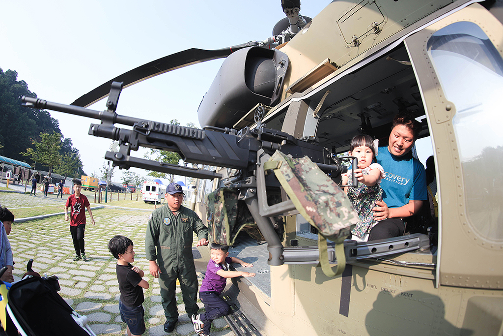지난해 열린 ‘낙동강지구 전투전승행사’에서 아이들이 헬기를 타며 체험하는 모습. /칠곡군 제공