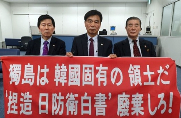 일본 하네다 공항에 억류 중인 독도수호전국연대 회원들(가운데 최재익회장)
